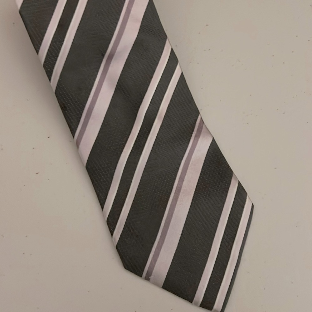 Giorgio Armani Patterned 100% silk tie!